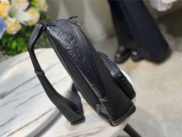 Louis Vuitton Run Away Sac à dos casual noir monogramme embossé 8