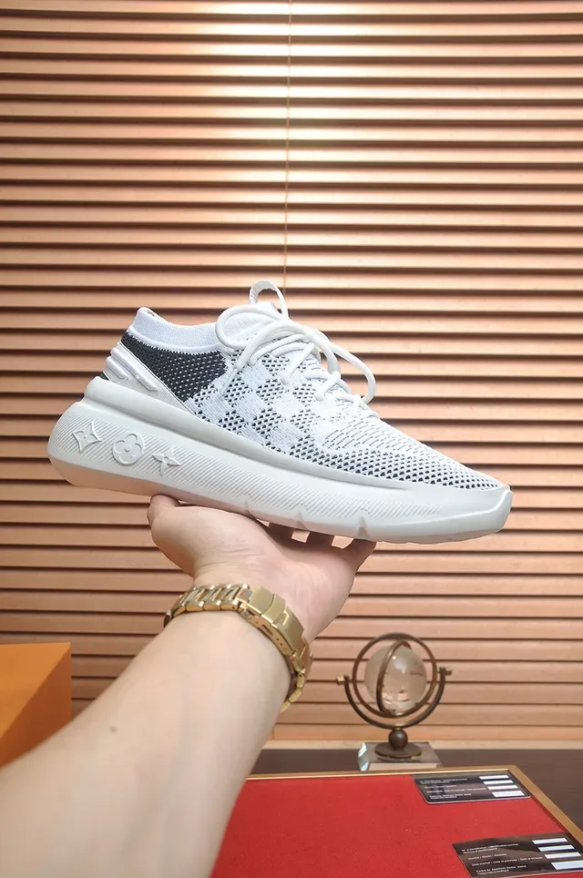 Louis Vuitton Run Away Tênis Lifestyle Brancos e Pretos de Malha 2