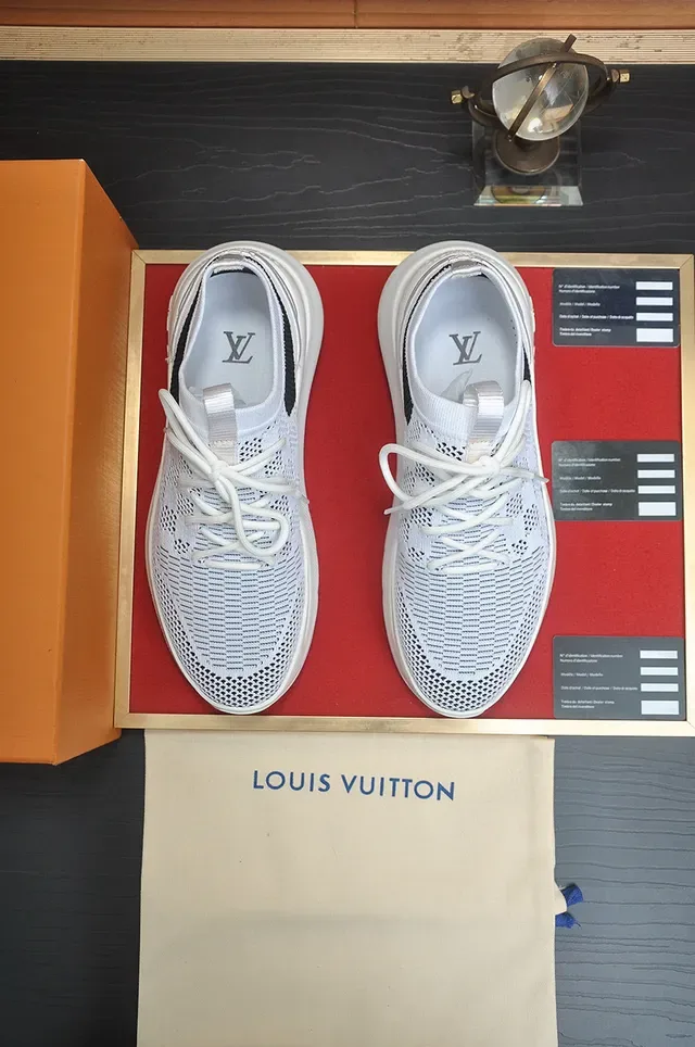 Louis Vuitton Run Away Tênis Lifestyle Brancos e Pretos de Malha 3