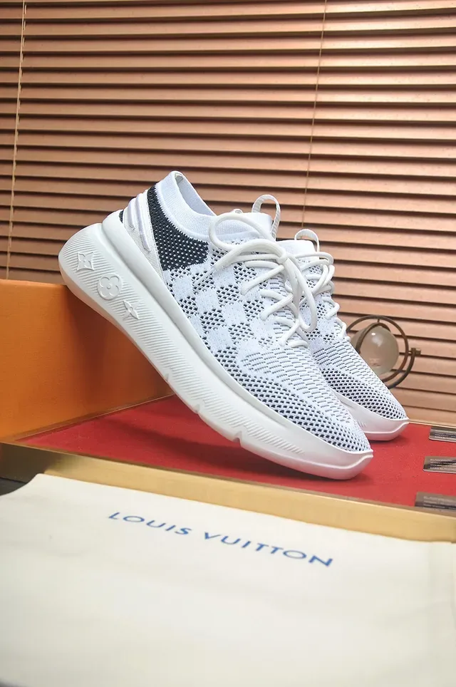 Louis Vuitton Run Away Tênis Lifestyle Brancos e Pretos de Malha 4