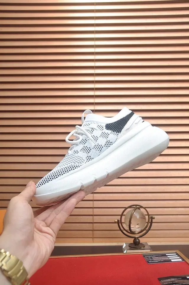 Louis Vuitton Run Away Tênis Lifestyle Brancos e Pretos de Malha 5