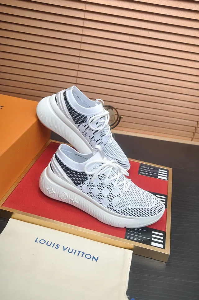 Louis Vuitton Run Away Tênis Lifestyle Brancos e Pretos de Malha 6