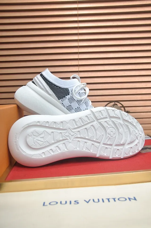 Louis Vuitton Run Away Tênis Lifestyle Brancos e Pretos de Malha 7