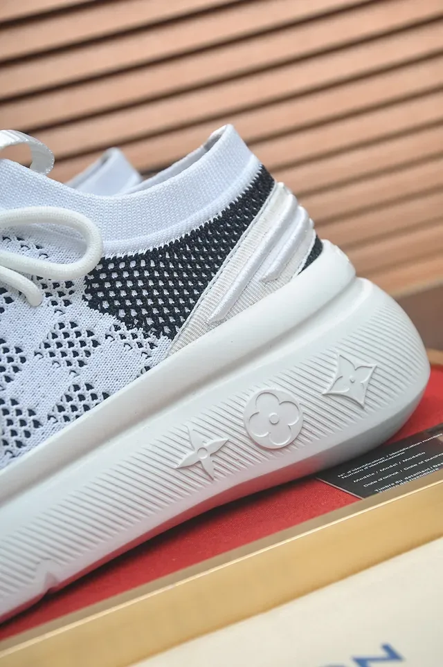 Louis Vuitton Run Away Tênis Lifestyle Brancos e Pretos de Malha 9