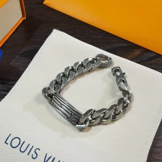 Louis Vuitton فضي بيج Curb-Link سلسلة كبيرة منحوتة لوحة مركزية سوار