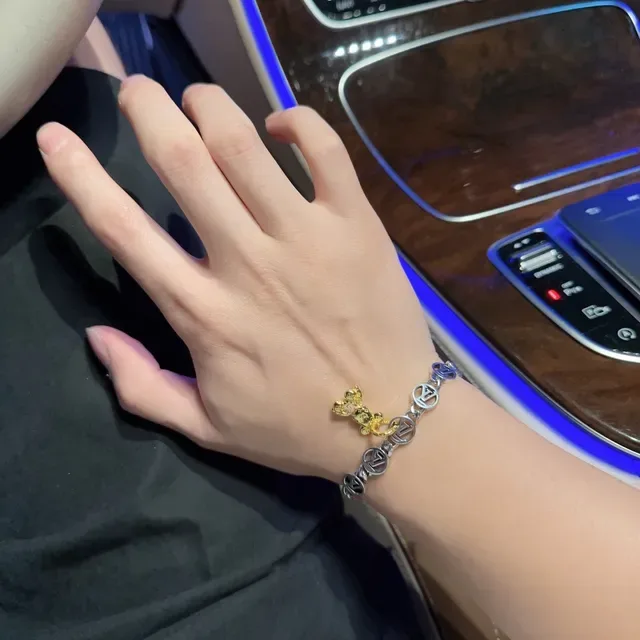 Bracelet Louis Vuitton Chaîne Curb Argent et Or Monogram Disc Charms 4