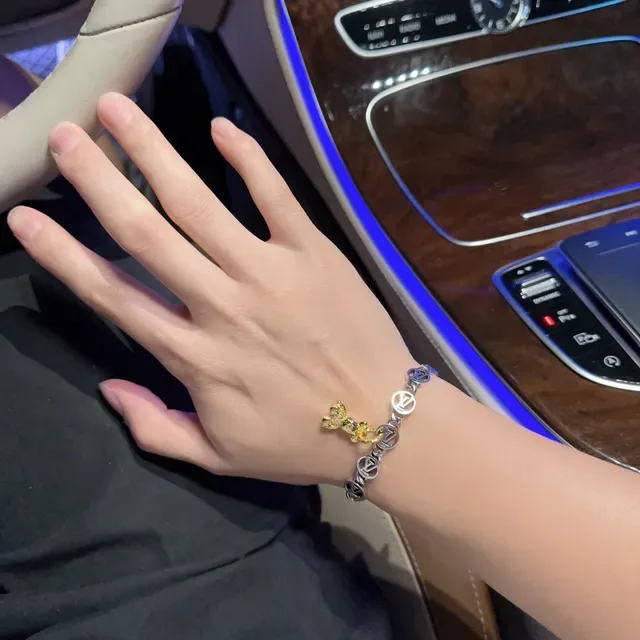 Bracelet Louis Vuitton Chaîne Curb Argent et Or Monogram Disc Charms 7