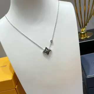 লুই ভিটন রুপো সোনা তারকার আকার চারপাতার মুক্তামাতার খচিত হার