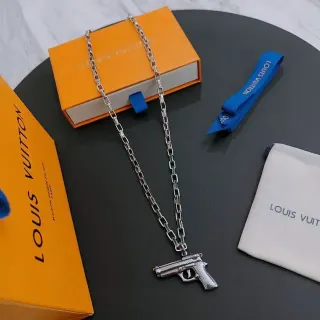 Collar Louis Vuitton con colgante en forma de pistola de cadena metálica en color plata verde