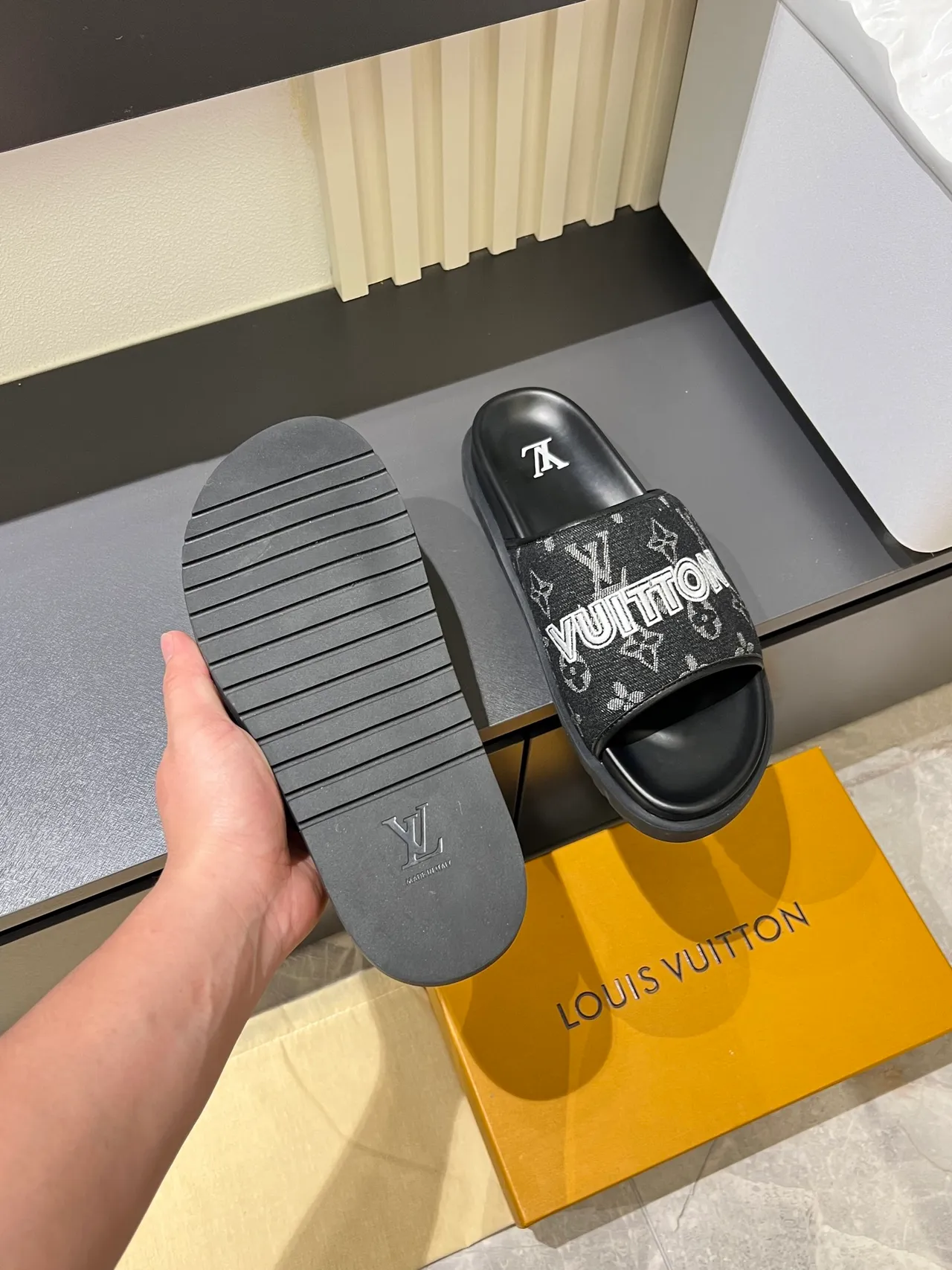 Louis Vuitton Slide সবুজ সাদা মোনোগ্রামড স্ট্র্যাপ বল্ড ব্র্যান্ড লেটারিং স্লিপার্স 2