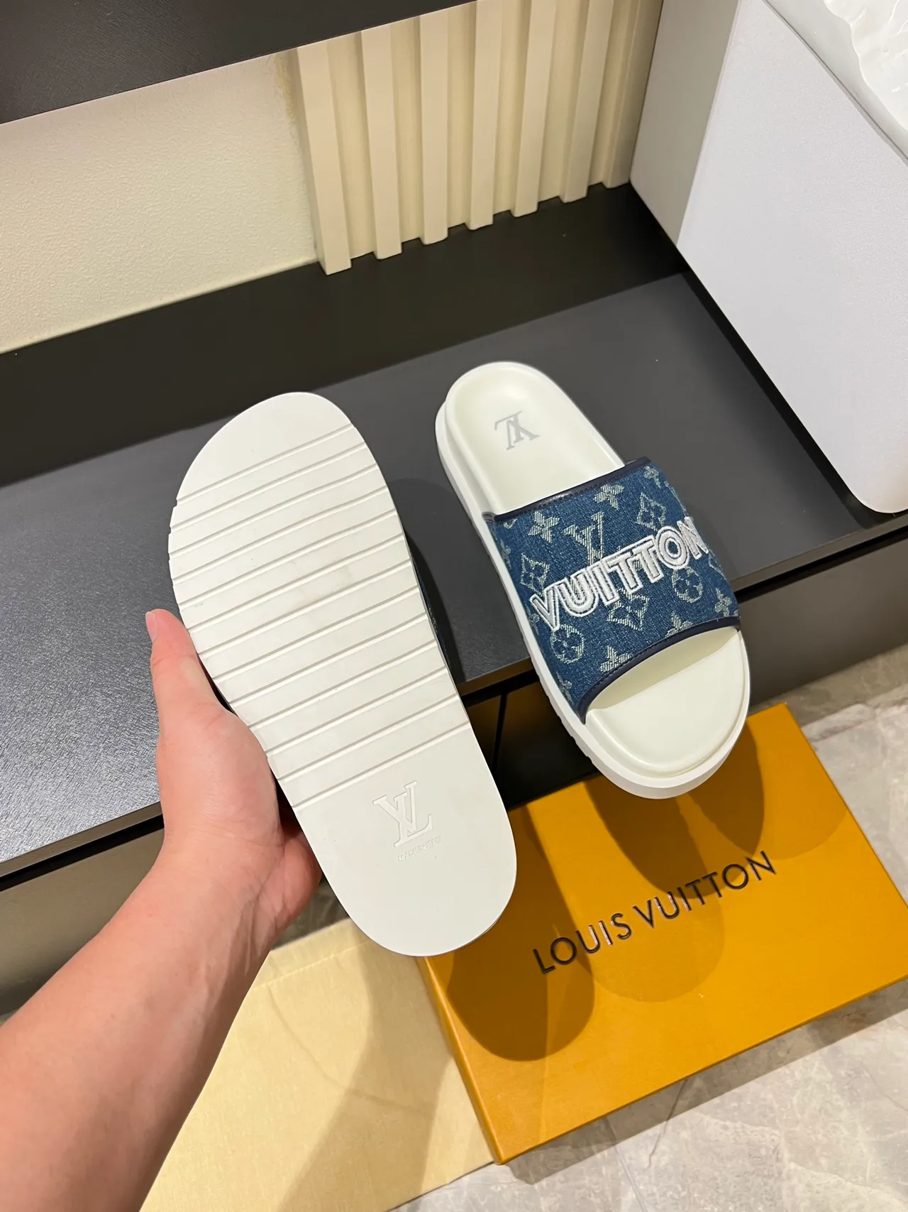 Louis Vuitton Slide সবুজ সাদা মোনোগ্রামড স্ট্র্যাপ বল্ড ব্র্যান্ড লেটারিং স্লিপার্স 3
