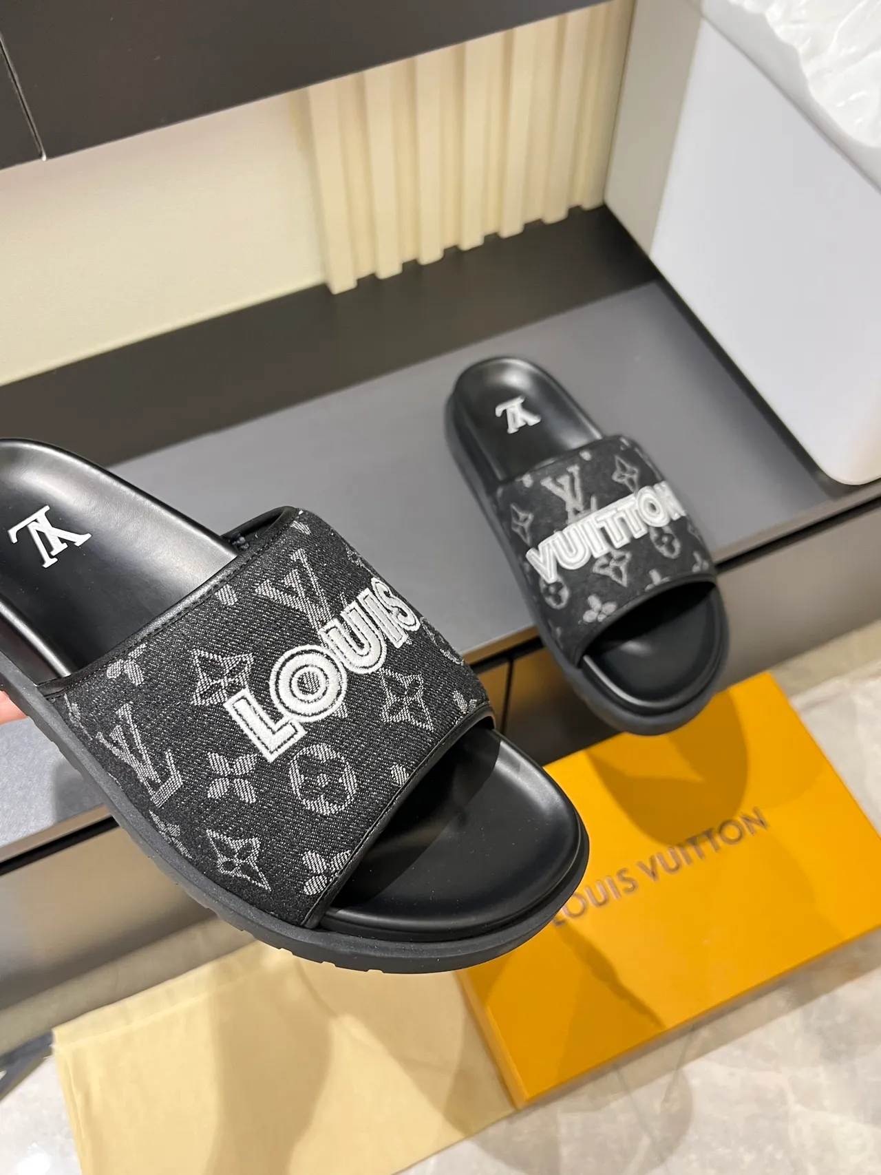 Louis Vuitton Slide সবুজ সাদা মোনোগ্রামড স্ট্র্যাপ বল্ড ব্র্যান্ড লেটারিং স্লিপার্স 4