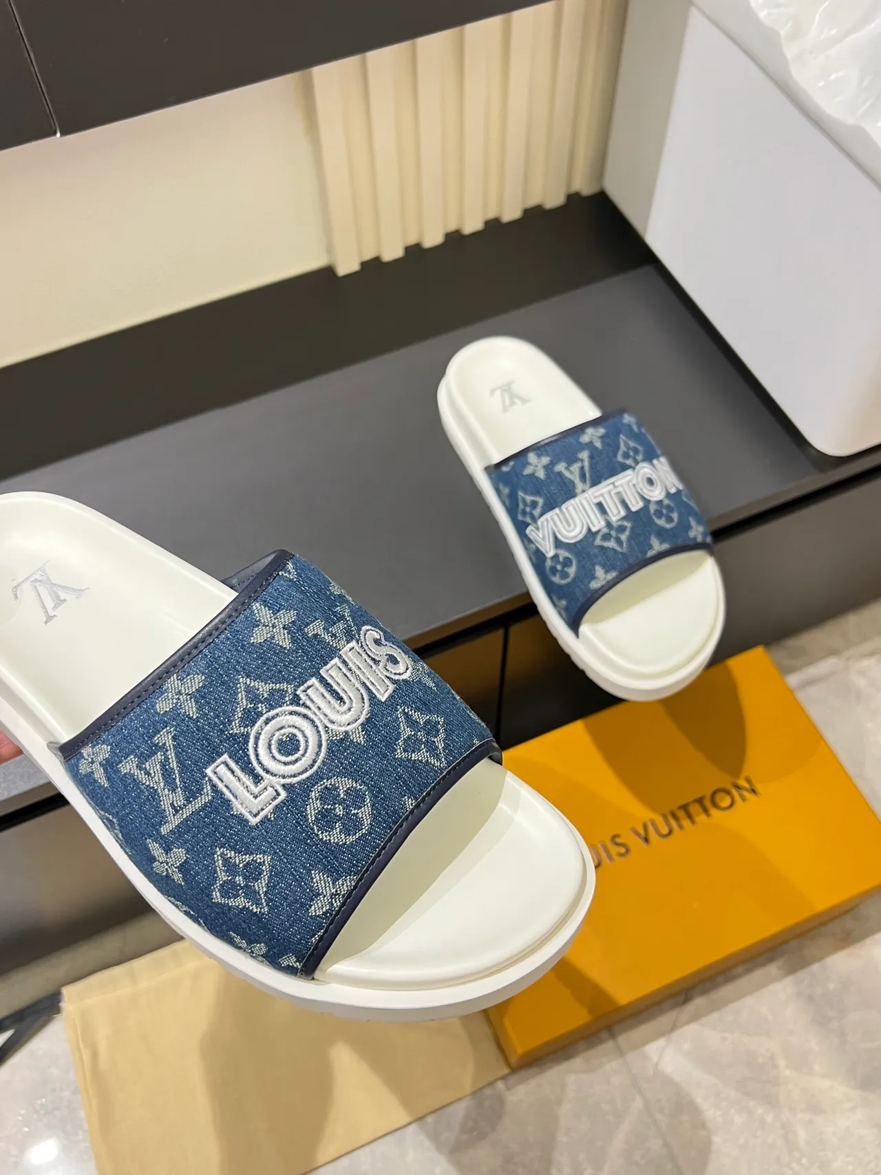 Louis Vuitton Slide সবুজ সাদা মোনোগ্রামড স্ট্র্যাপ বল্ড ব্র্যান্ড লেটারিং স্লিপার্স 5
