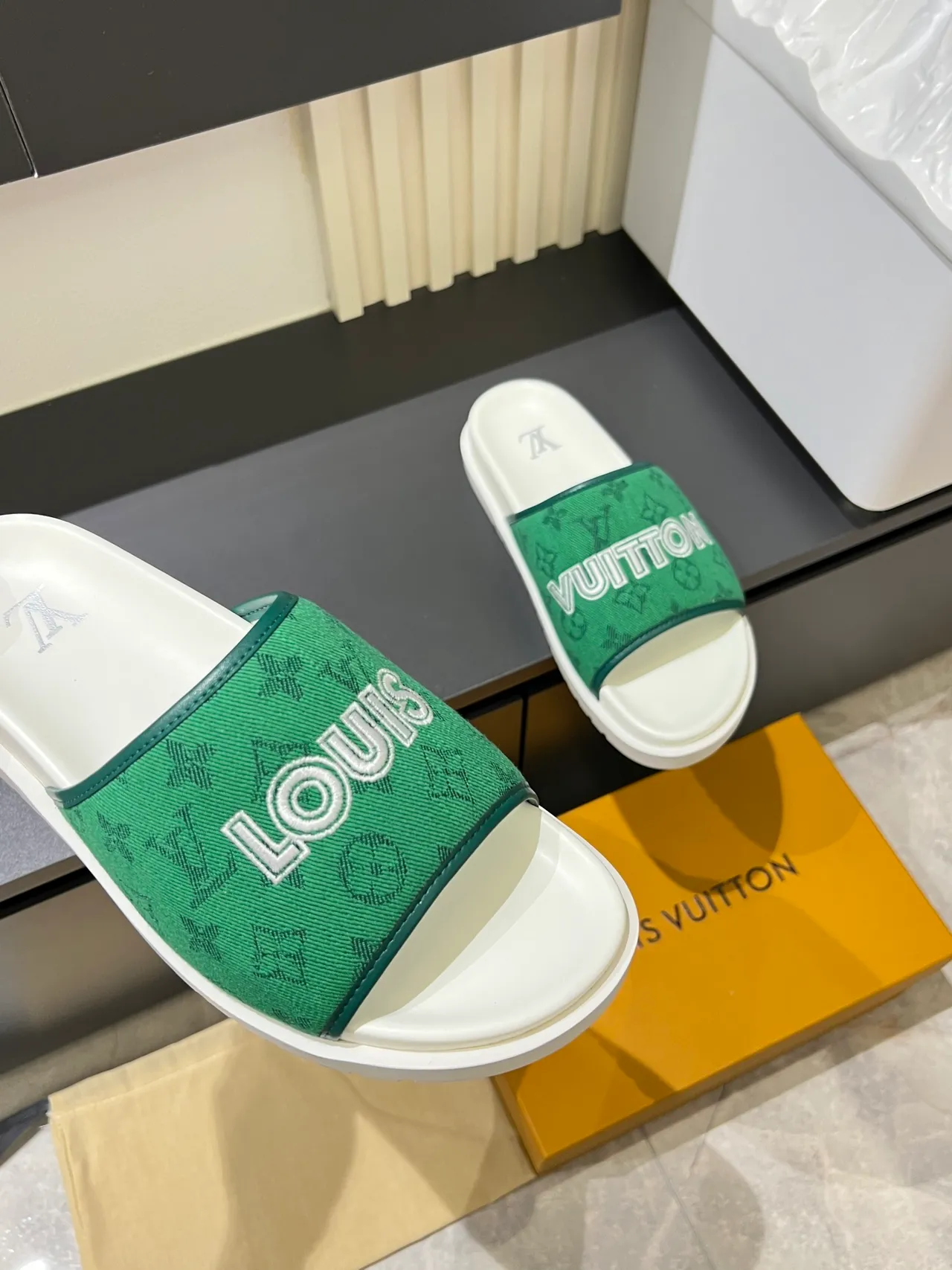 Louis Vuitton Slide সবুজ সাদা মোনোগ্রামড স্ট্র্যাপ বল্ড ব্র্যান্ড লেটারিং স্লিপার্স 6