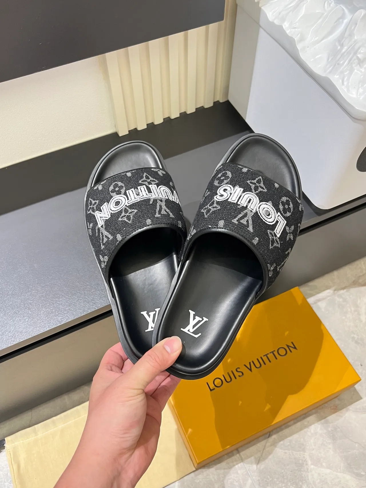 Louis Vuitton Slide সবুজ সাদা মোনোগ্রামড স্ট্র্যাপ বল্ড ব্র্যান্ড লেটারিং স্লিপার্স 7