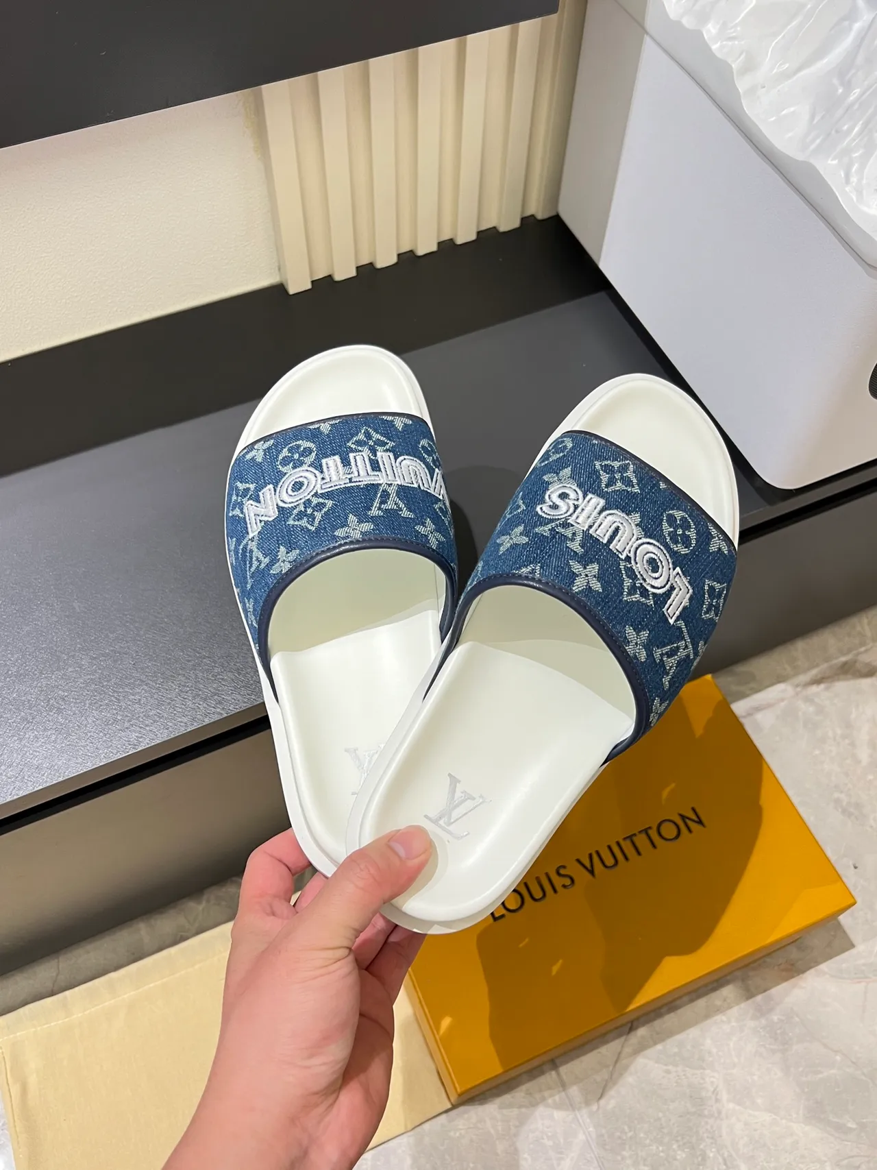 Louis Vuitton Slide সবুজ সাদা মোনোগ্রামড স্ট্র্যাপ বল্ড ব্র্যান্ড লেটারিং স্লিপার্স 8