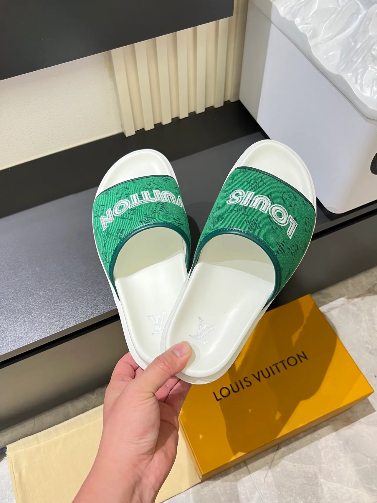 Louis Vuitton Slide সবুজ সাদা মোনোগ্রামড স্ট্র্যাপ বল্ড ব্র্যান্ড লেটারিং স্লিপার্স 9
