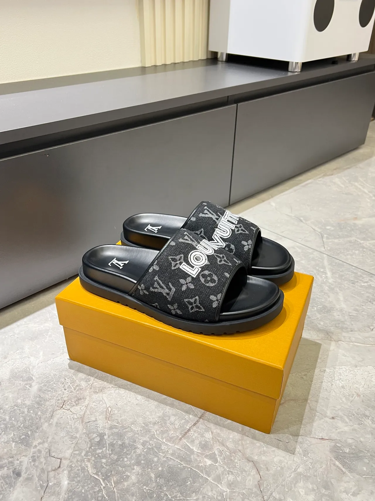 Louis Vuitton Slide সবুজ সাদা মোনোগ্রামড স্ট্র্যাপ বল্ড ব্র্যান্ড লেটারিং স্লিপার্স 10