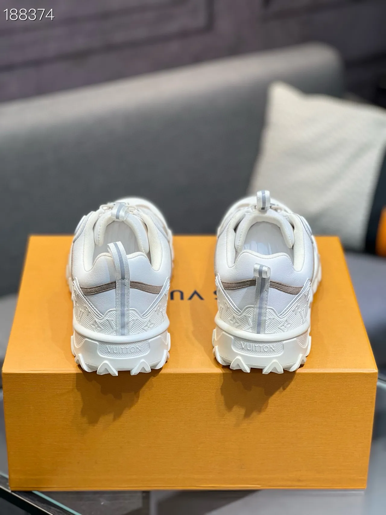 Louis Vuitton Trail Tênis Brancos Bege Sola com lugs Superposições sintéticas em camadas Tênis chunky 2