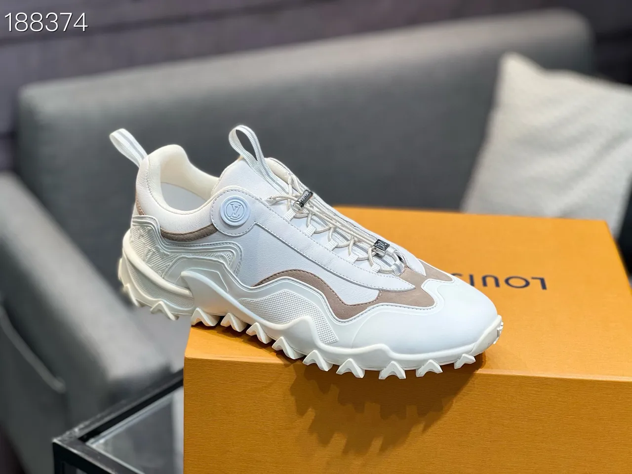 Louis Vuitton Trail Tênis Brancos Bege Sola com lugs Superposições sintéticas em camadas Tênis chunky 4
