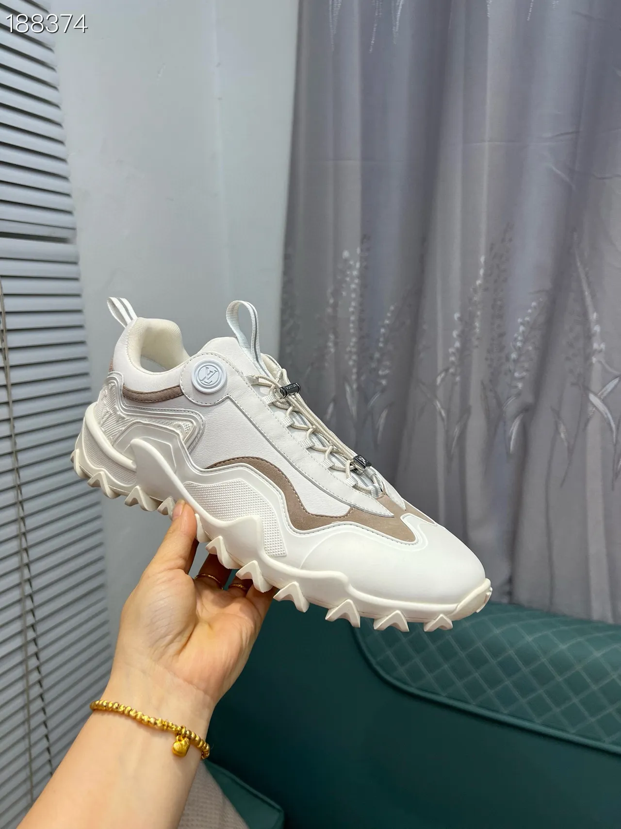 Louis Vuitton Trail Tênis Brancos Bege Sola com lugs Superposições sintéticas em camadas Tênis chunky 7