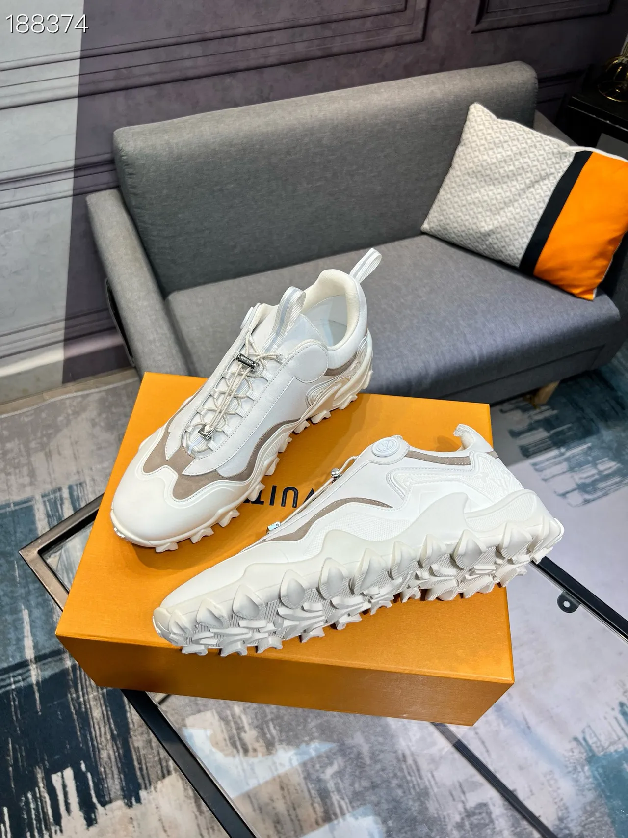Louis Vuitton Trail Tênis Brancos Bege Sola com lugs Superposições sintéticas em camadas Tênis chunky 8