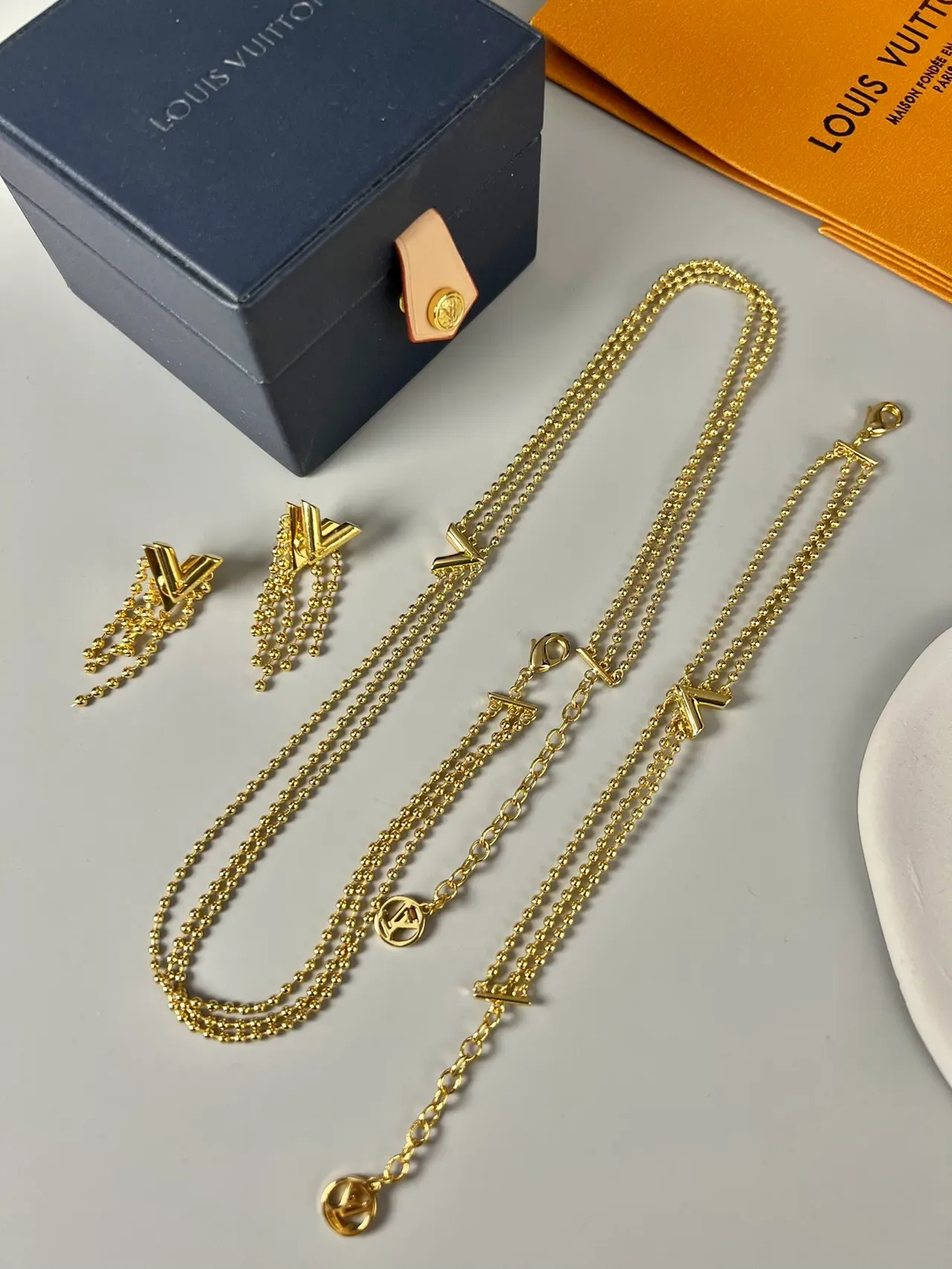 Louis Vuitton V Collection 金色 三股珠球链项链 2