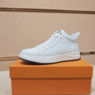 Louis Vuitton: canvas, vachetta and the patina problem catalogue photo