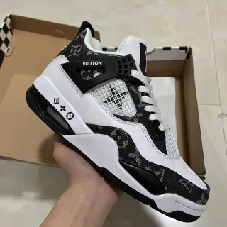 Louis Vuitton Zapatillas Lifestyle Blancas Negras Monogramadas de Textil con Superposición de Cuero