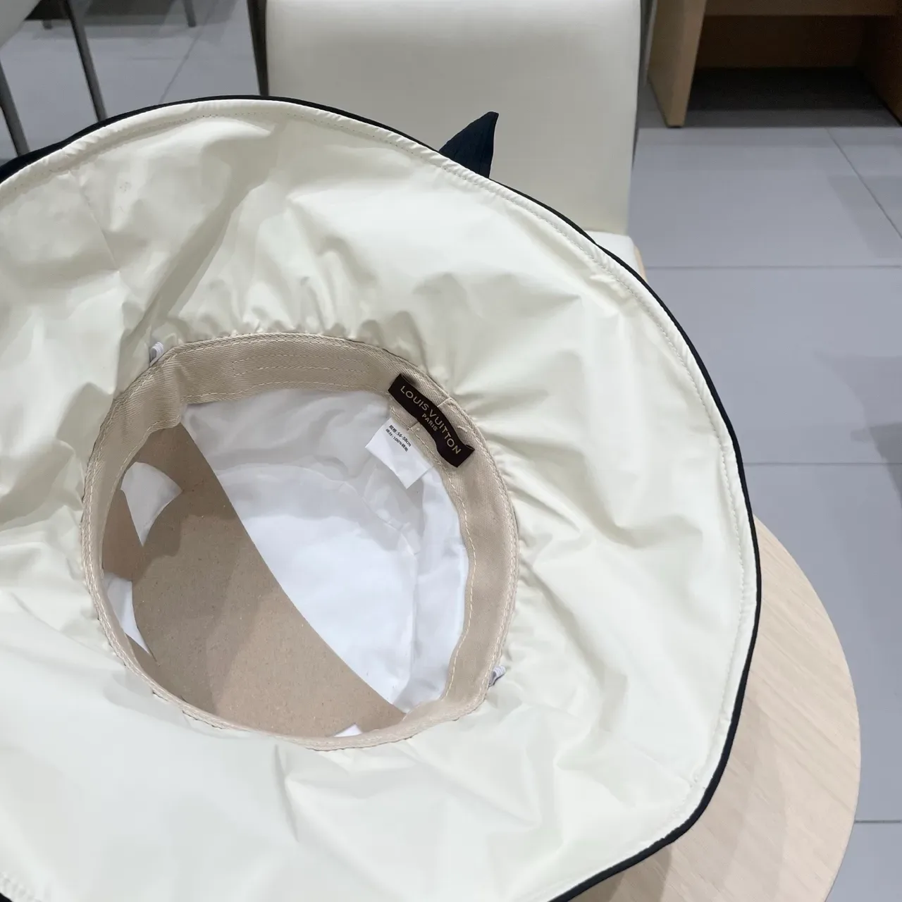 Louis Vuitton सफेद काला रिबड कपड़ा ग्रोसग्रेन बैंड टोपी 2