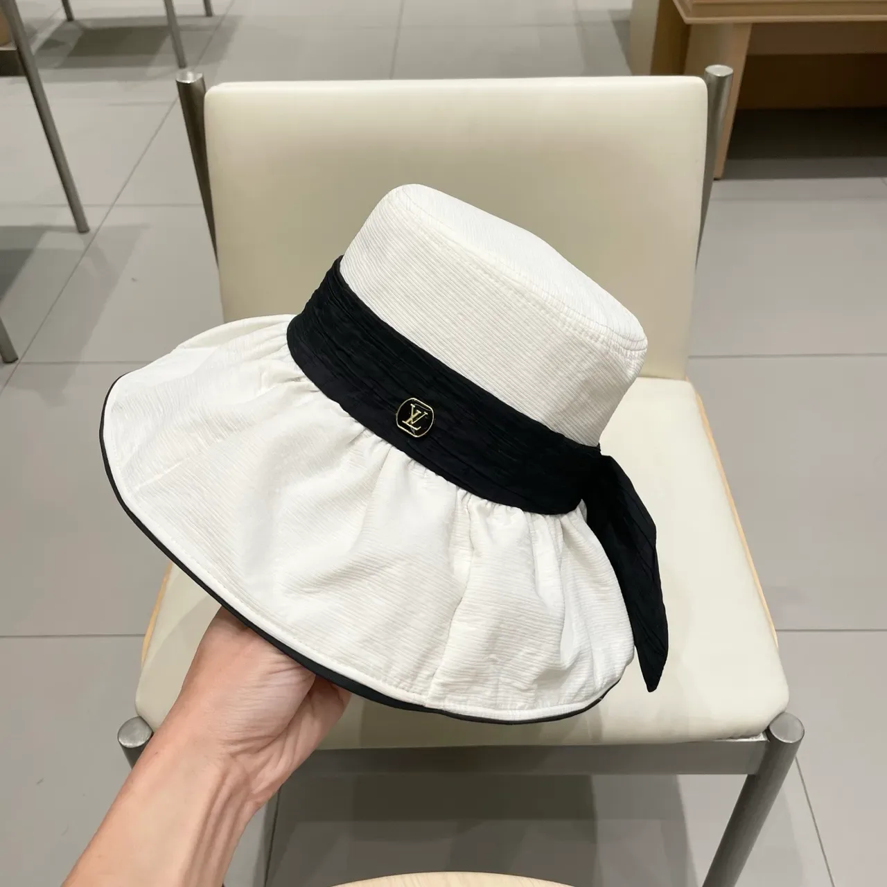 Louis Vuitton सफेद काला रिबड कपड़ा ग्रोसग्रेन बैंड टोपी 6