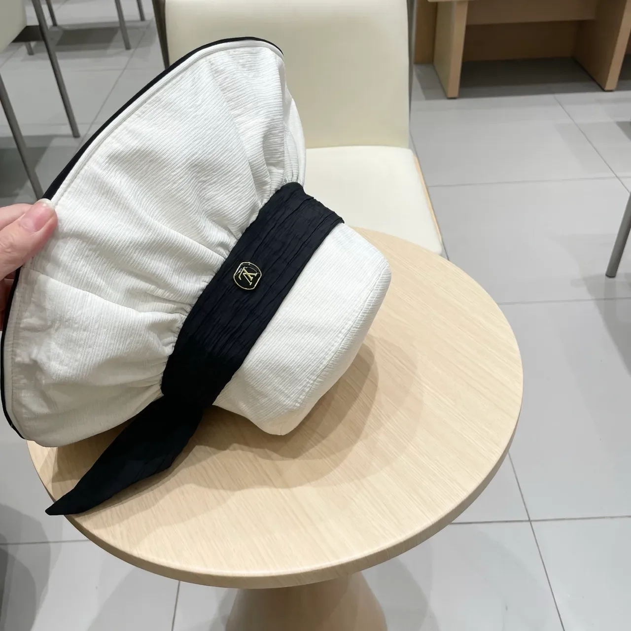 Louis Vuitton सफेद काला रिबड कपड़ा ग्रोसग्रेन बैंड टोपी 7