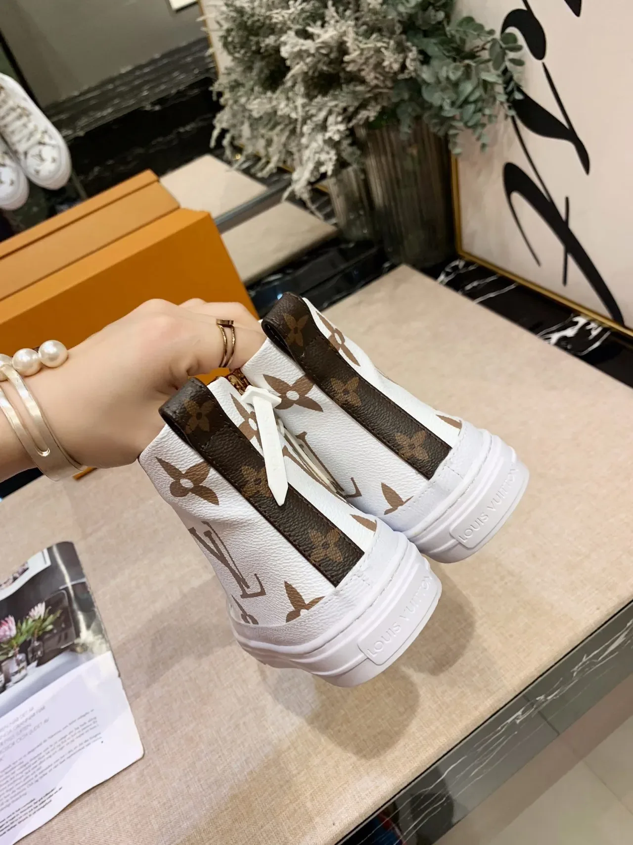 Louis Vuitton 白色棕色高帮印花生活方式运动鞋 2
