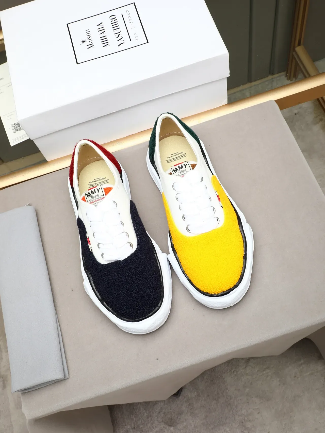 MMY Zapatillas Blancas Navy Canvas Superior Texturadas Y Paneles Rojos 3