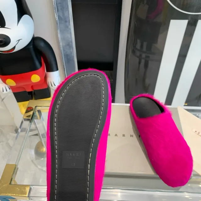 Marni Rose Noir Peluche Imitation Fourrure Chaussons à dos ouvert 2