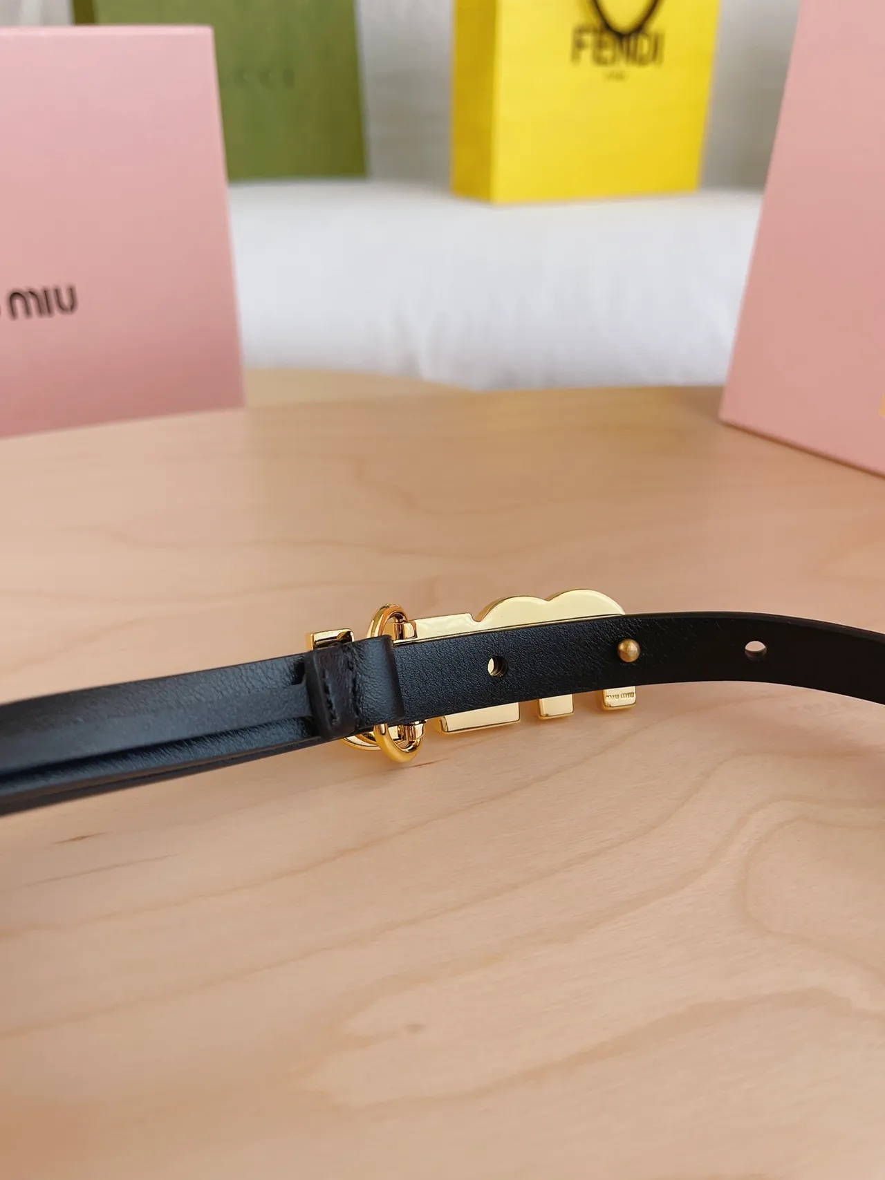 Miu Miu क्रिस्टल लोगो बेल्ट ब्लैक गोल्ड बकल चमड़े की बेल्ट 6