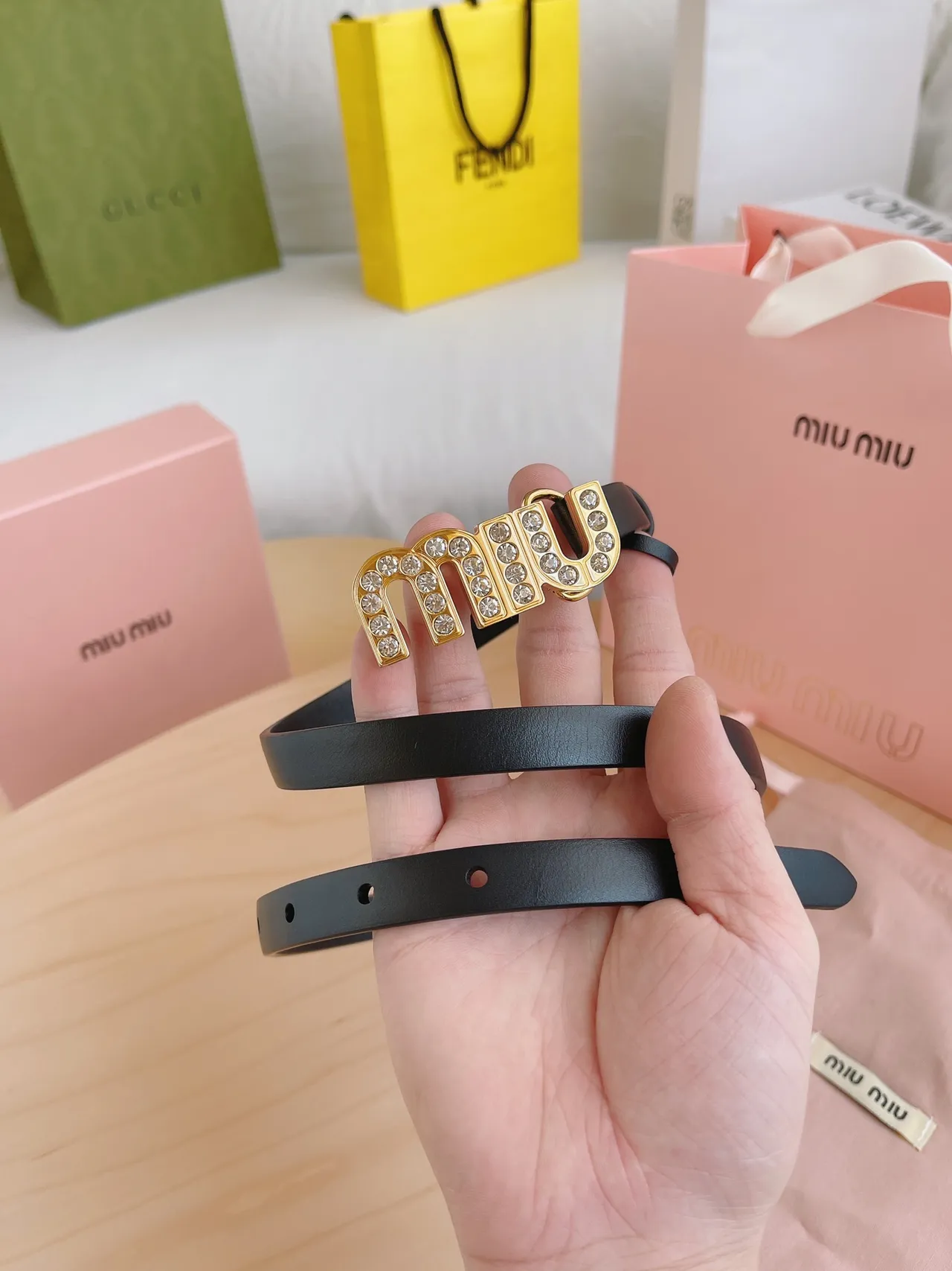 Miu Miu क्रिस्टल लोगो बेल्ट ब्लैक गोल्ड बकल चमड़े की बेल्ट 9