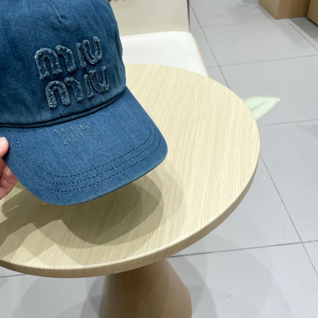 Miu Miu Gorra de béisbol de denim con logo bordado 7