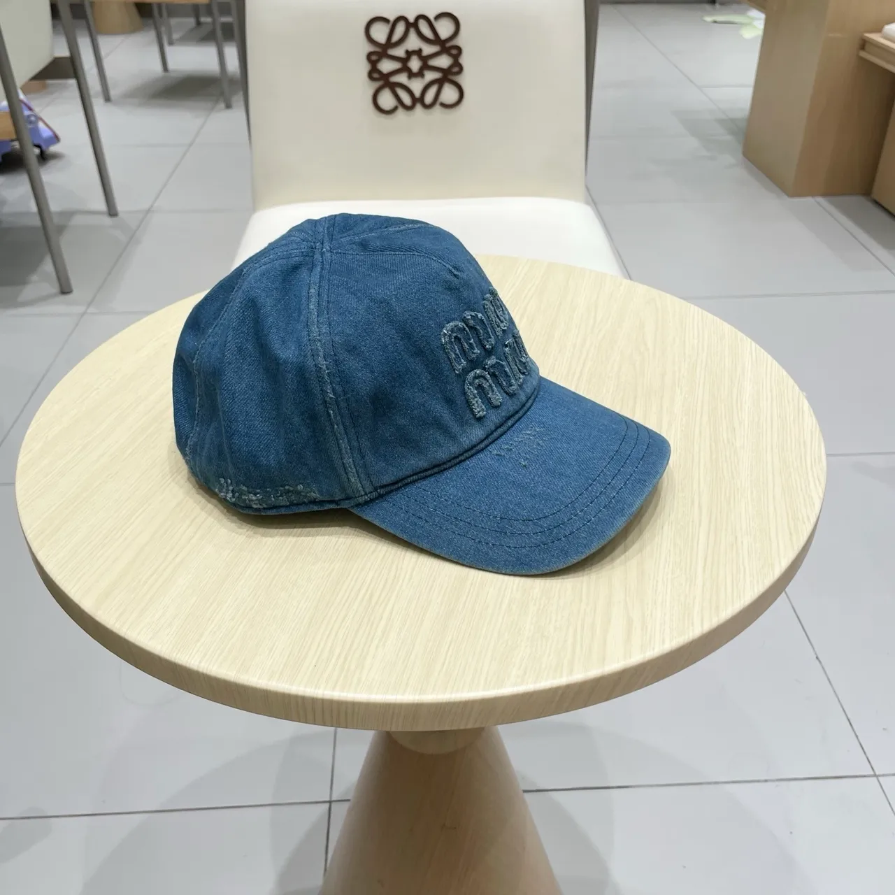 Miu Miu Gorra de béisbol de denim con logo bordado 8