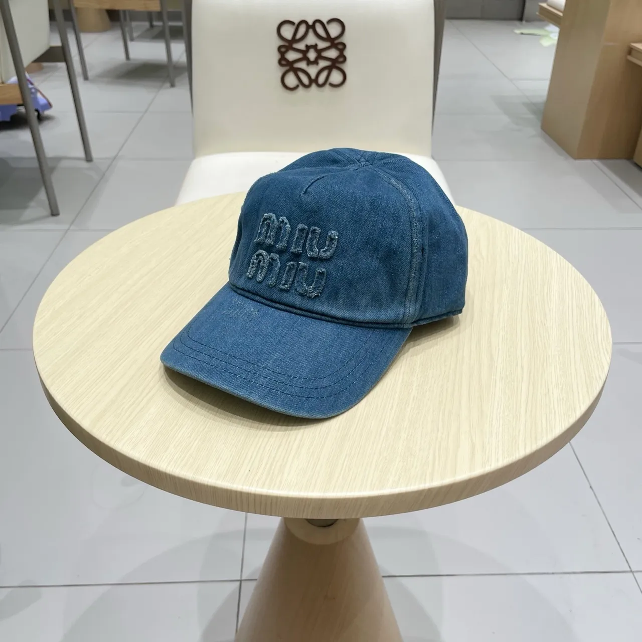 Miu Miu Gorra de béisbol de denim con logo bordado 9