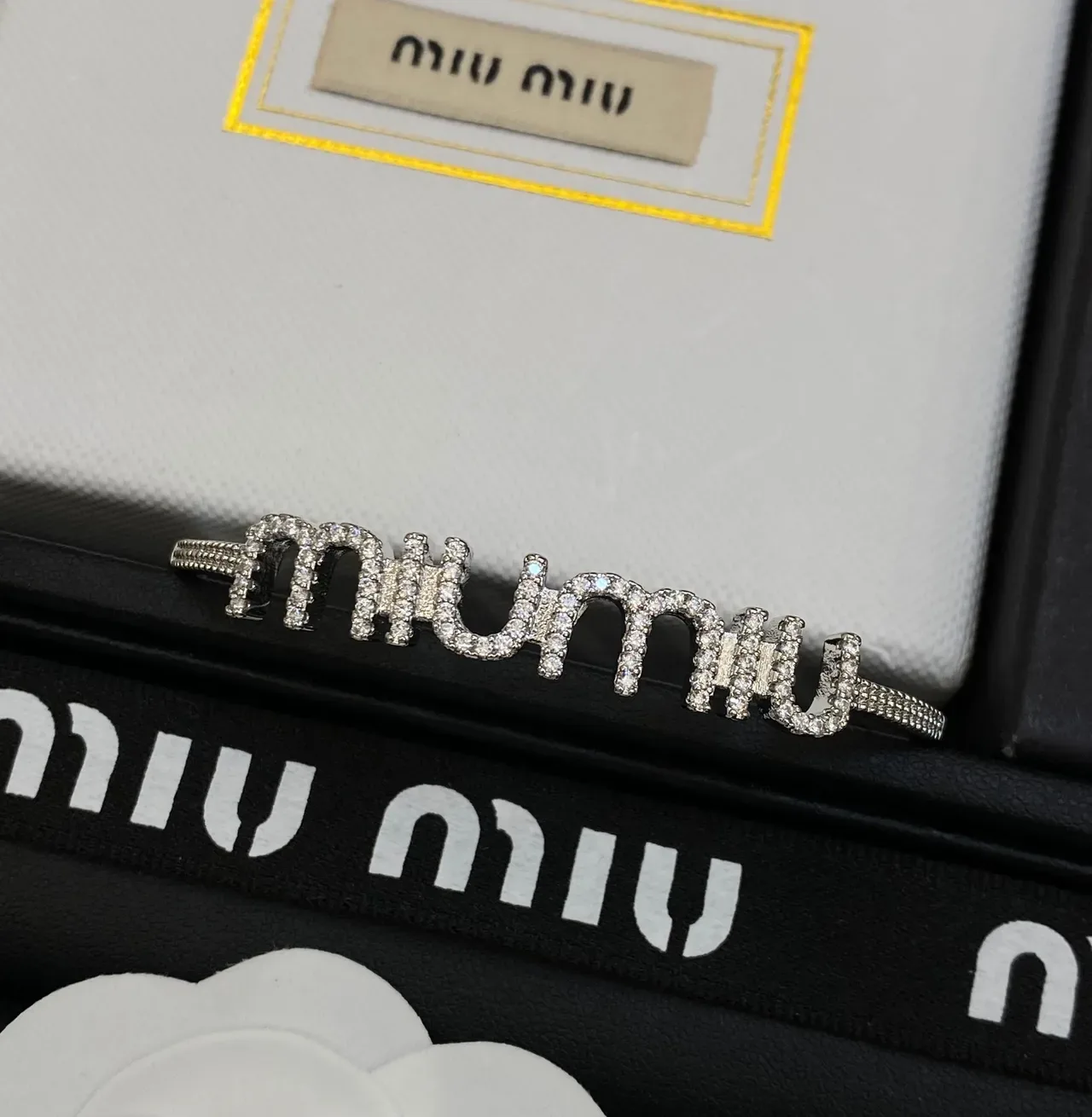 Miu Miu شعار Pavé سوار مفتوح 3