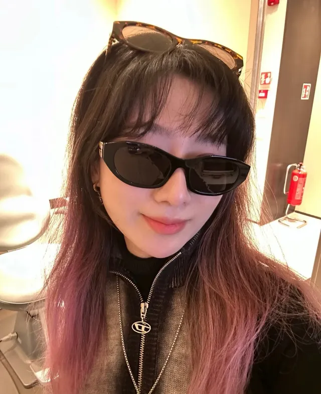 Miu Miu Wander काला एसीटेट सोने का लॉगो सनग्लासेस 2