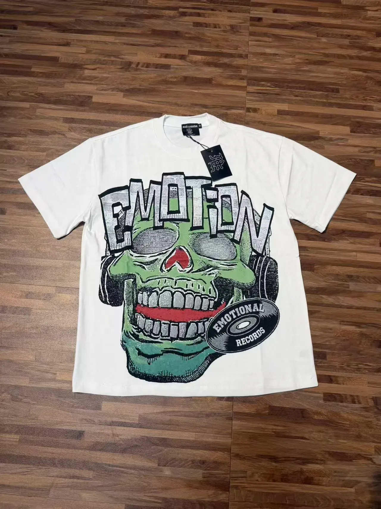 Camiseta blanca Mixed Emotion con estampado gráfico de calavera 2