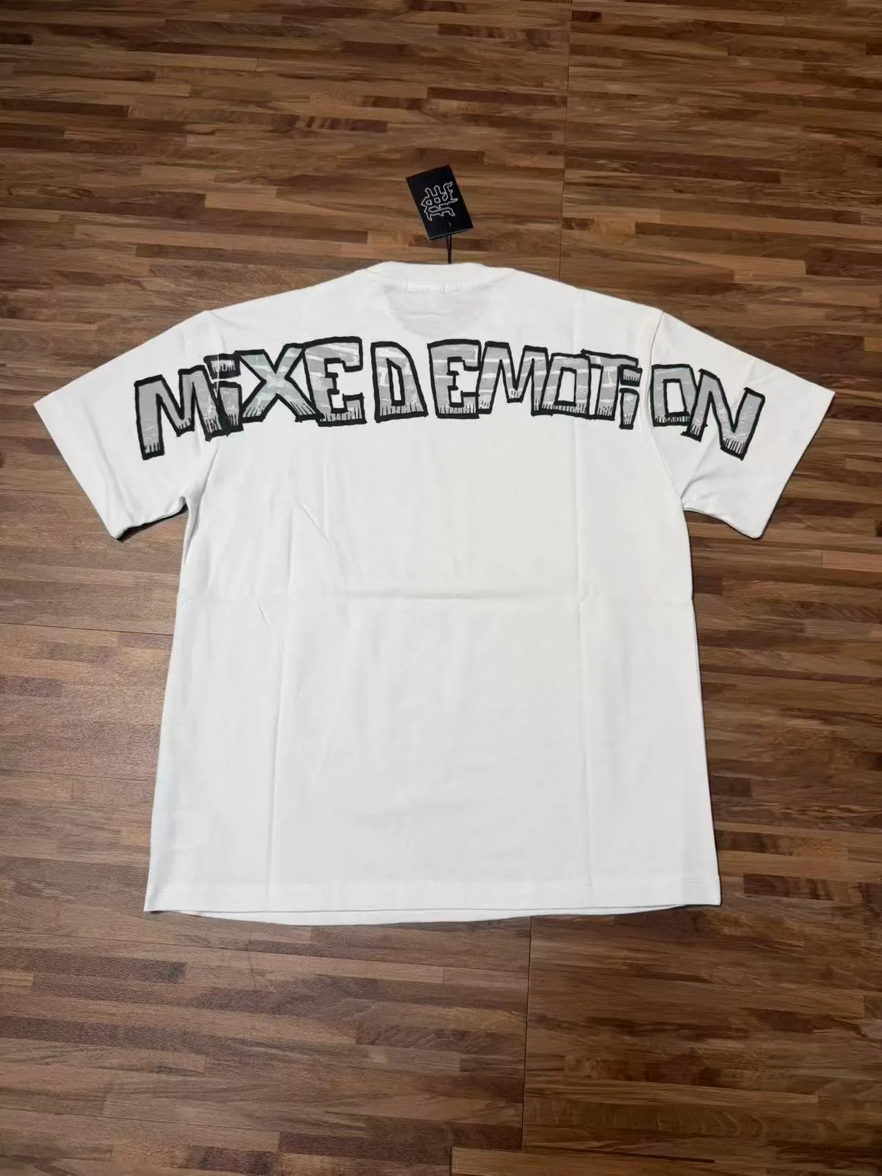 Camiseta blanca Mixed Emotion con estampado gráfico de calavera 3