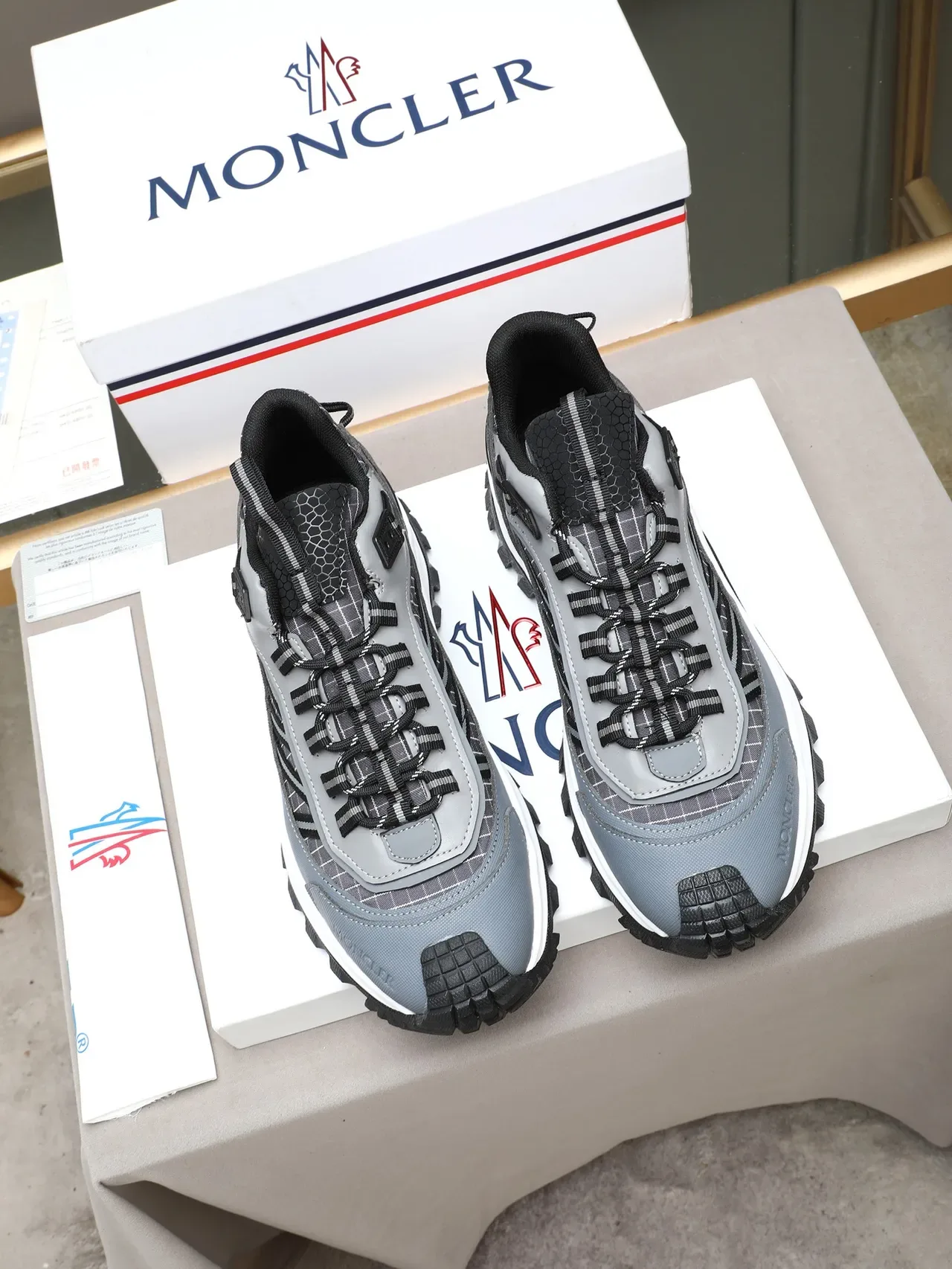Moncler Gris y Negro Malla Overlay Chunky Sneaker 2