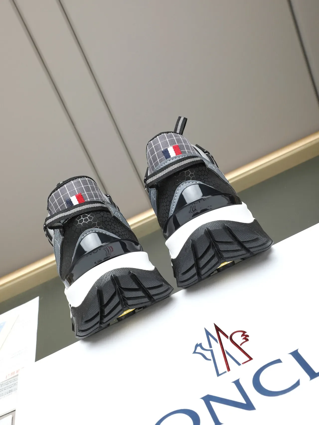 Moncler Gris y Negro Malla Overlay Chunky Sneaker 3