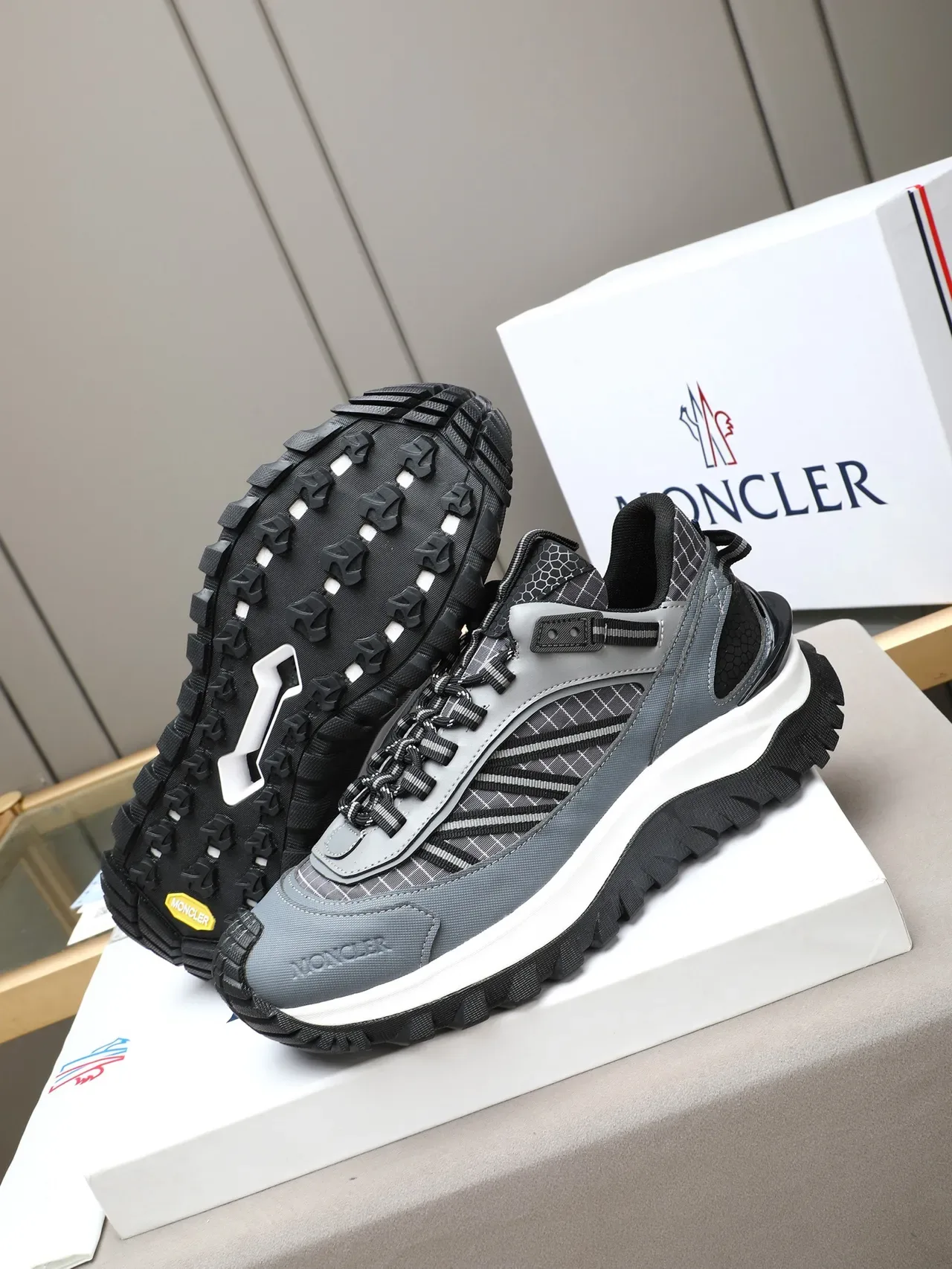 Moncler Gris y Negro Malla Overlay Chunky Sneaker 4