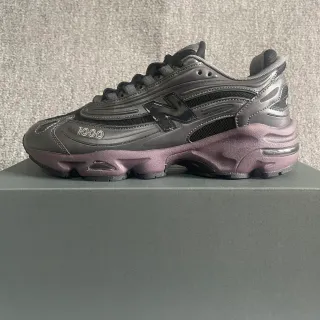 New Balance 1000 深灰和豆沙色厚底运动鞋