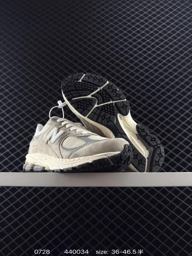 New Balance 2002R Beige Gray Cream tênis lifestyle 6