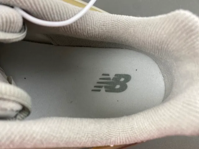 New Balance 9060 بيج مونوكروم سميك سنيكرز 8